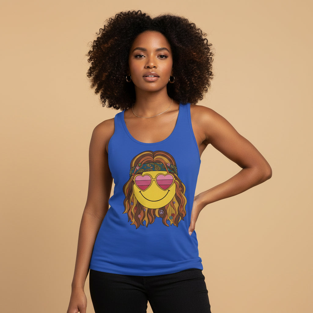 Mujer con camiseta de tirantes azul con diseño retro de rostro sonriente y gafas de sol