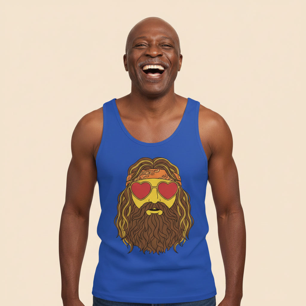 Hombre con camiseta de tirantes azul con diseño retro de rostro barbudo y gafas de corazón rojas