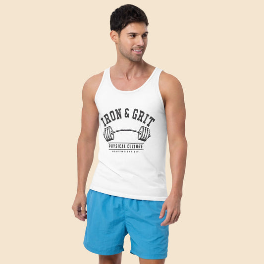 Hombre vistiendo camiseta de tirantes blanca de estilo deportivo vintage con gráfico de gimnasio clásico.