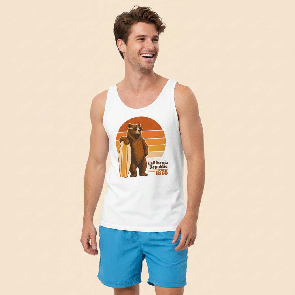 Hombre de pie con camiseta de tirantes blanca California Republic 1978 y diseño retro inspirado en el surf de California