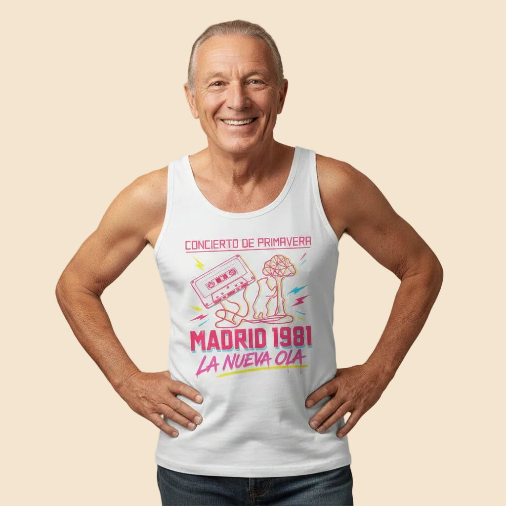 Hombre vistiendo camiseta de tirantes negra de corte clásico con diseño de casete y estética ochentera.