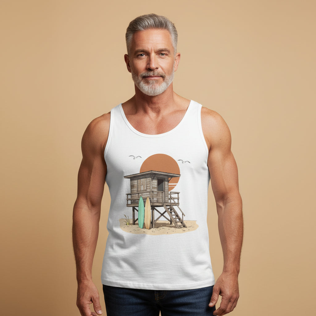 Hombre vistiendo camiseta de tirantes blanca con gráfico frontal de estética californiana y caseta de madera.