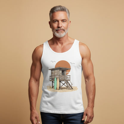 Hombre vistiendo camiseta de tirantes blanca con gráfico frontal de estética californiana y caseta de madera.