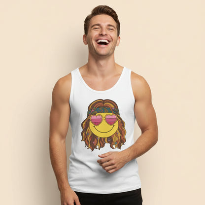 Hombre con camiseta de tirantes blanca con diseño retro de rostro sonriente y gafas de sol