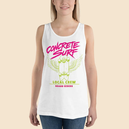 Mujer con camiseta de tirantes blanca con diseño retro “Concrete Surf Local Crew”