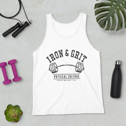 Camiseta de tirantes blanca sobre superficie plana mostrando la ilustración física Iron and Grit junto a elementos de entrenamiento.