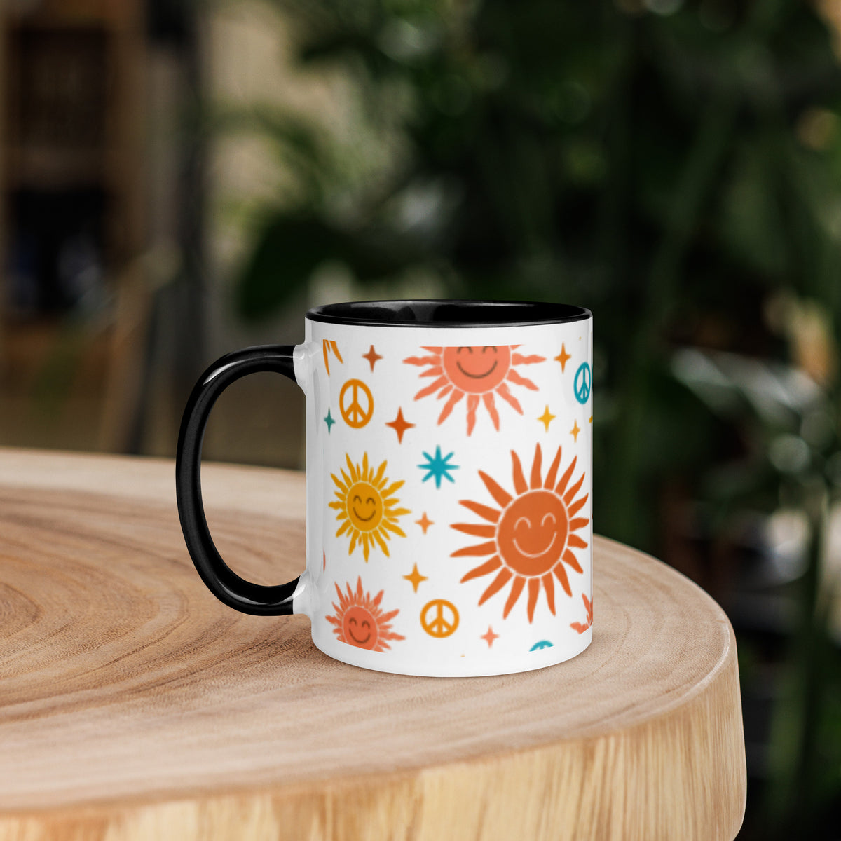 Taza vintage de diseño psicodélico con interior negro y estampado retro de soles sobre una mesa.
