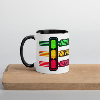 Taza vintage gamer de cerámica con diseño de batería digital retro mostrada sobre una superficie de madera.