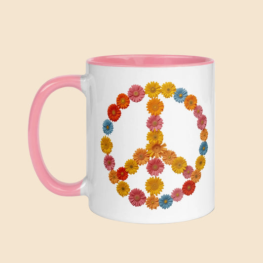 Taza de cerámica blanca con interior y asa en color rosa, mostrando un diseño del símbolo de la paz hecho con flores retro.