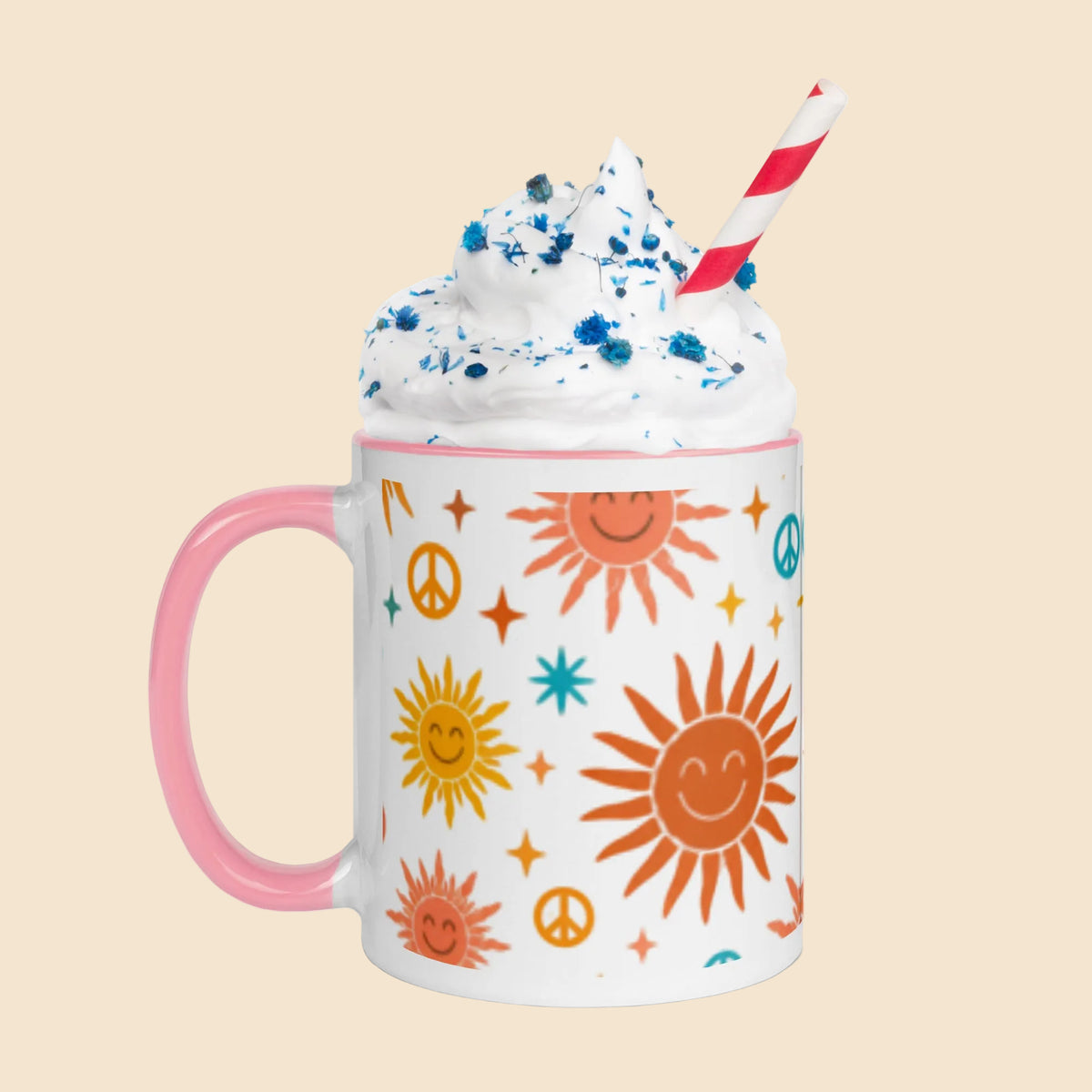 Taza vintage con diseño de soles setenteros y asa de color rosa mostrada con bebida en su interior.