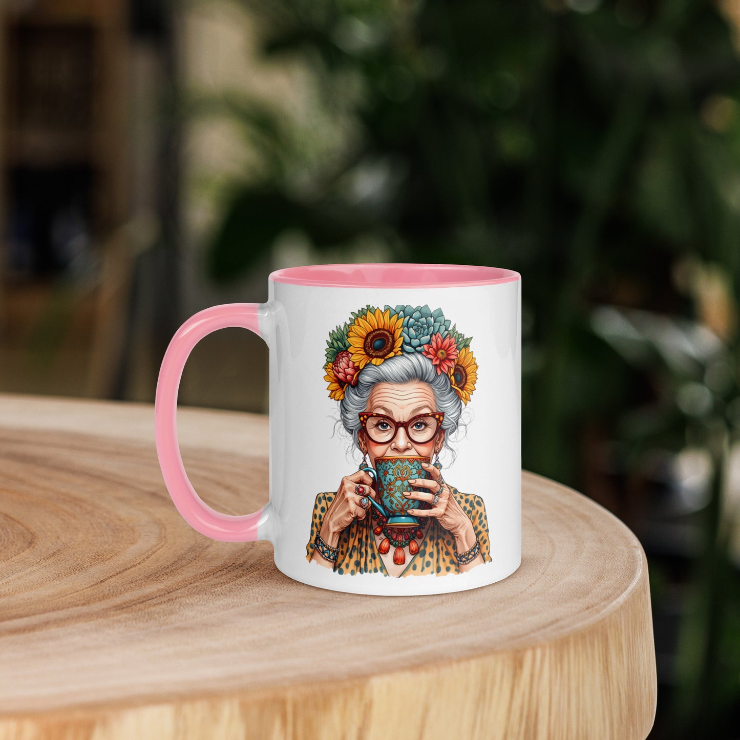 Taza de cerámica con ilustración de mujer boho colocada sobre una mesa en un entorno exterior