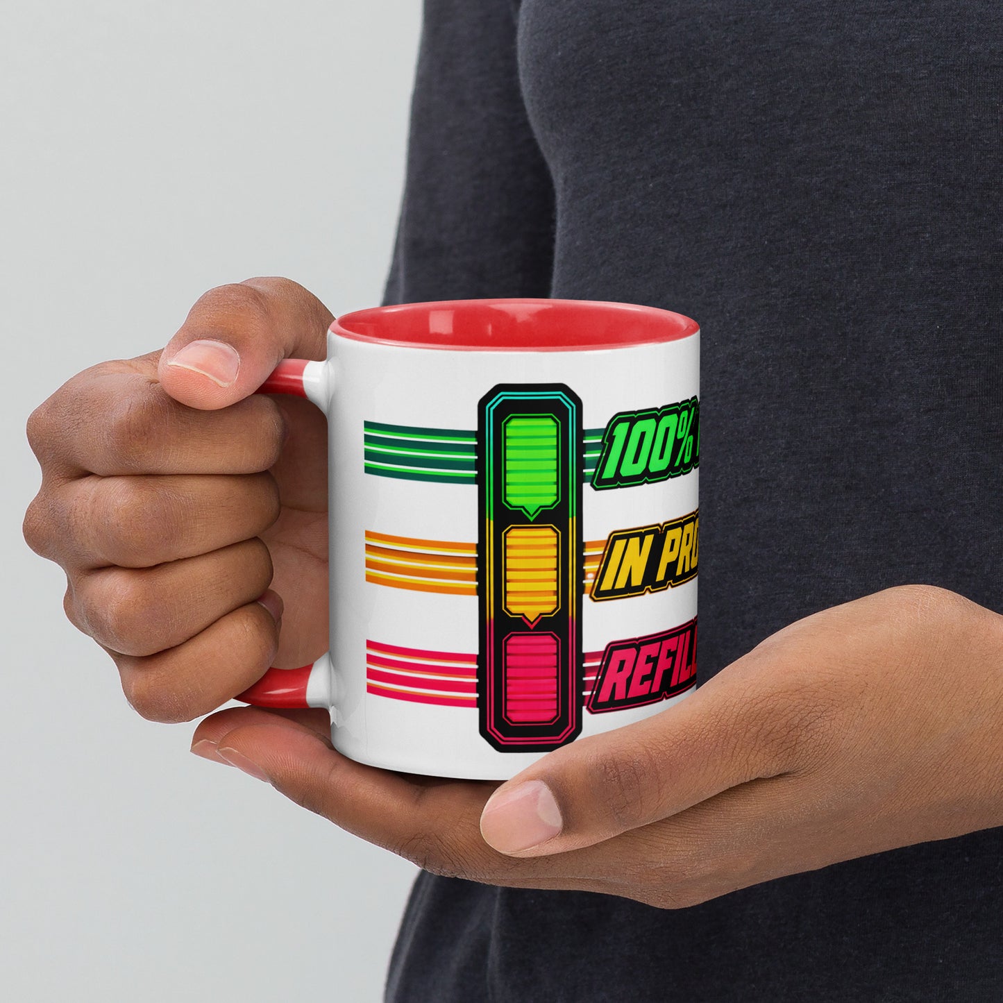 Persona sosteniendo taza de café retro con mensaje 100% Ready To Conquer y diseño tecnológico inspirado en los años 80.