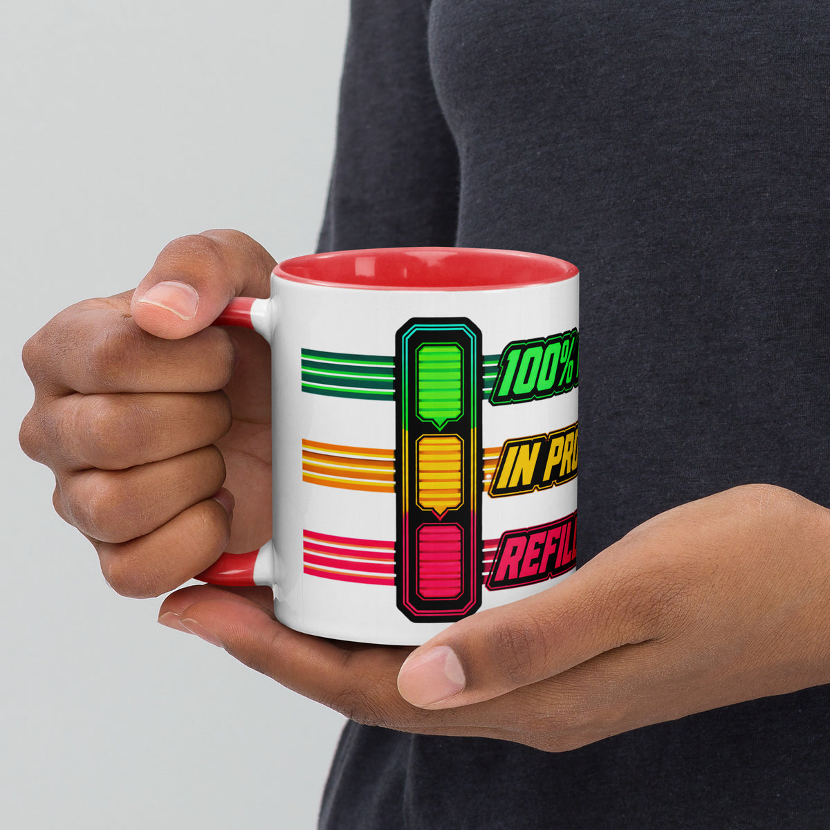 Persona sosteniendo taza de café retro con mensaje 100% Ready To Conquer y diseño tecnológico inspirado en los años 80.