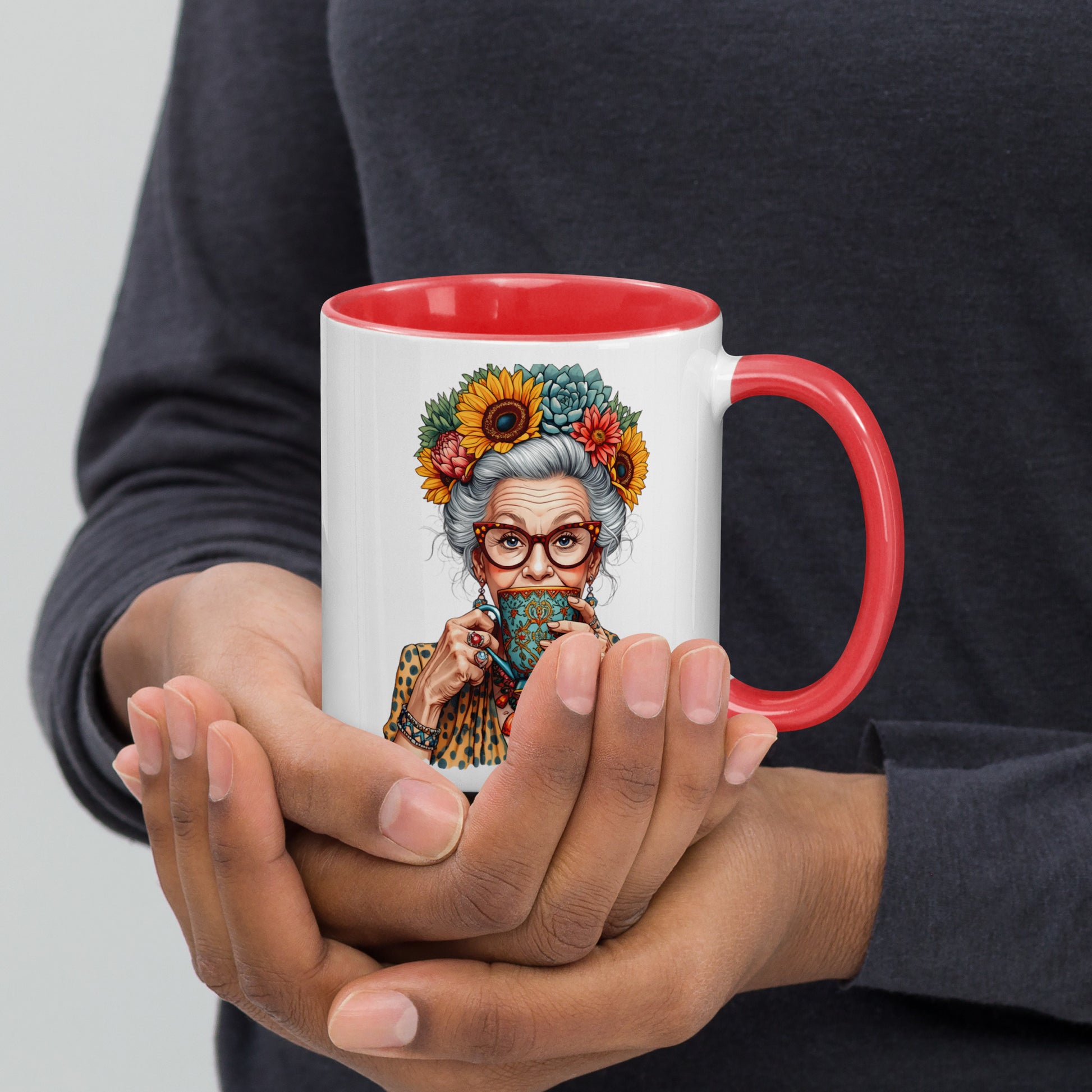 Persona sosteniendo una taza de colores con ilustración de mujer boho rodeada de flores