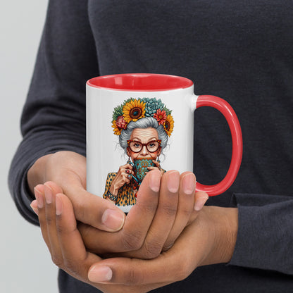 Persona sosteniendo una taza de colores con ilustración de mujer boho rodeada de flores