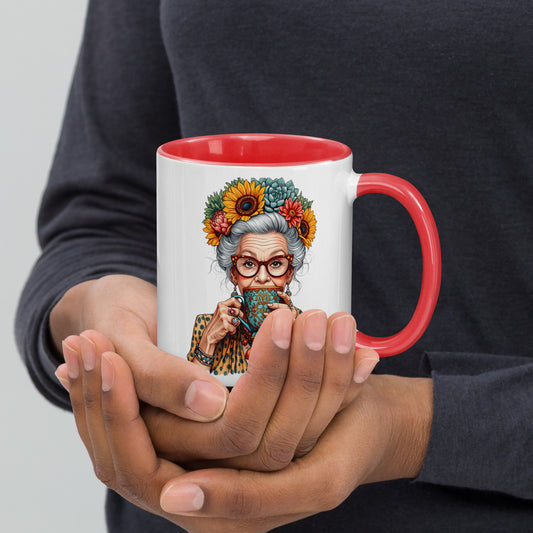 Persona sosteniendo una taza de colores con ilustración de mujer boho rodeada de flores