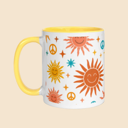 Taza de cerámica vintage con diseño de soles sonrientes y símbolos de paz estilo años 70 con interior y asa de color amarillo.