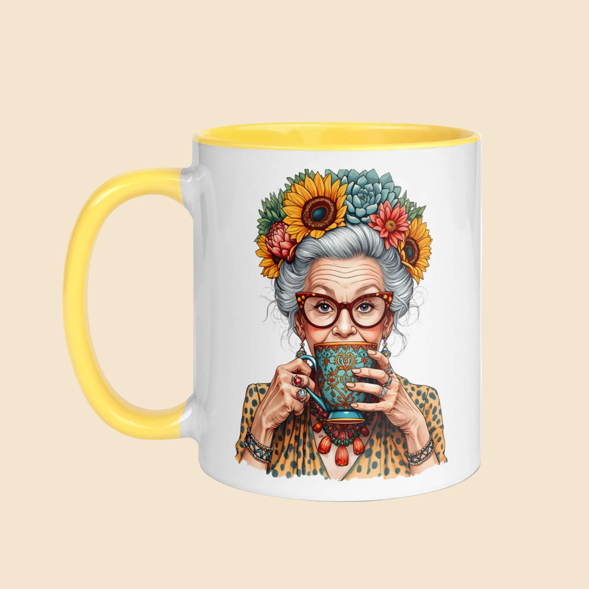 Taza de cerámica con mujer boho de cabello plateado, gafas y flores, con asa e interior amarillos
