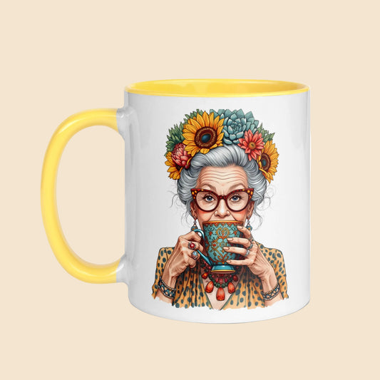 Taza de cerámica con mujer boho de cabello plateado, gafas y flores, con asa e interior amarillos