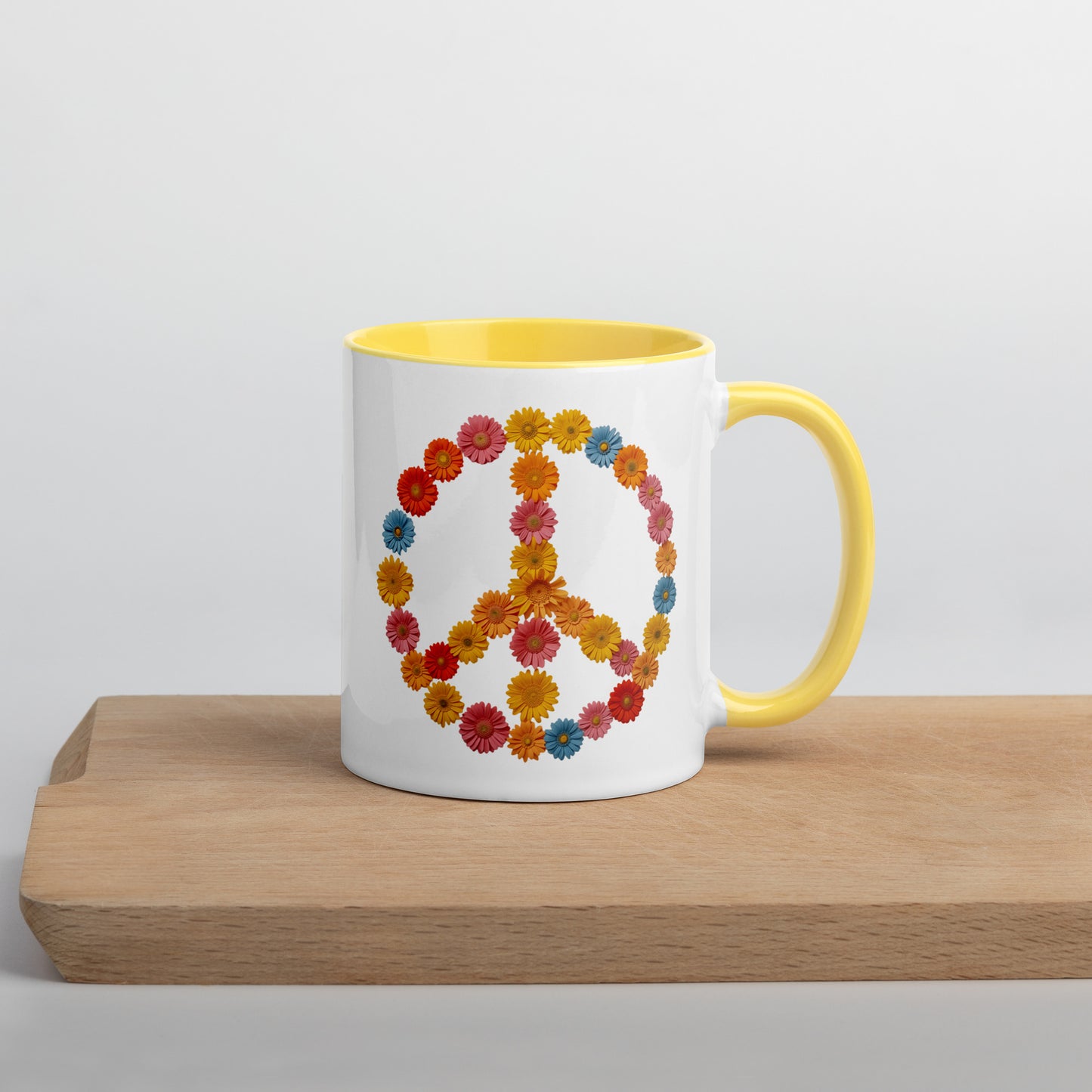 Taza de cerámica premium con interior y asa en color amarillo y diseño de flores de los años 70 sobre una base de madera natural.