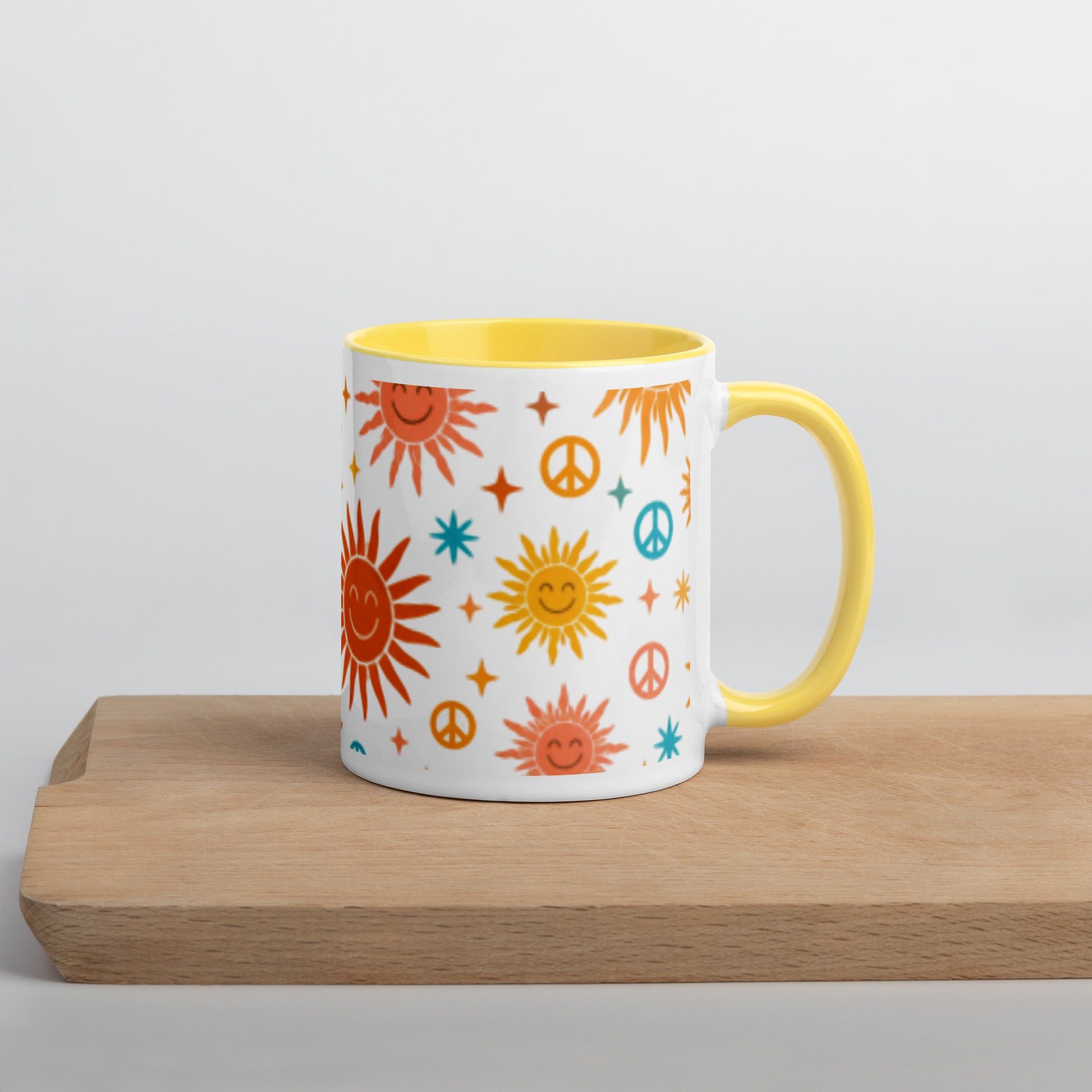 Taza retro de cerámica con estampado psicodélico de soles y símbolos de paz sobre una superficie de madera.