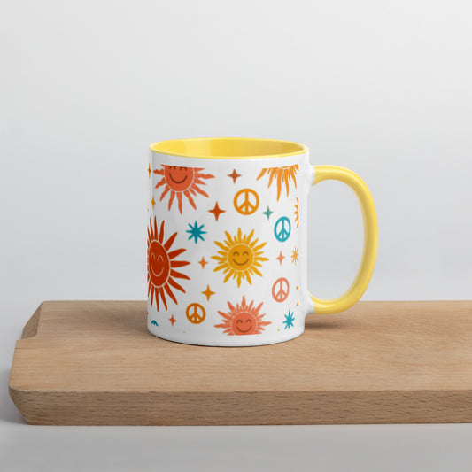 Taza retro de cerámica con estampado psicodélico de soles y símbolos de paz sobre una superficie de madera.