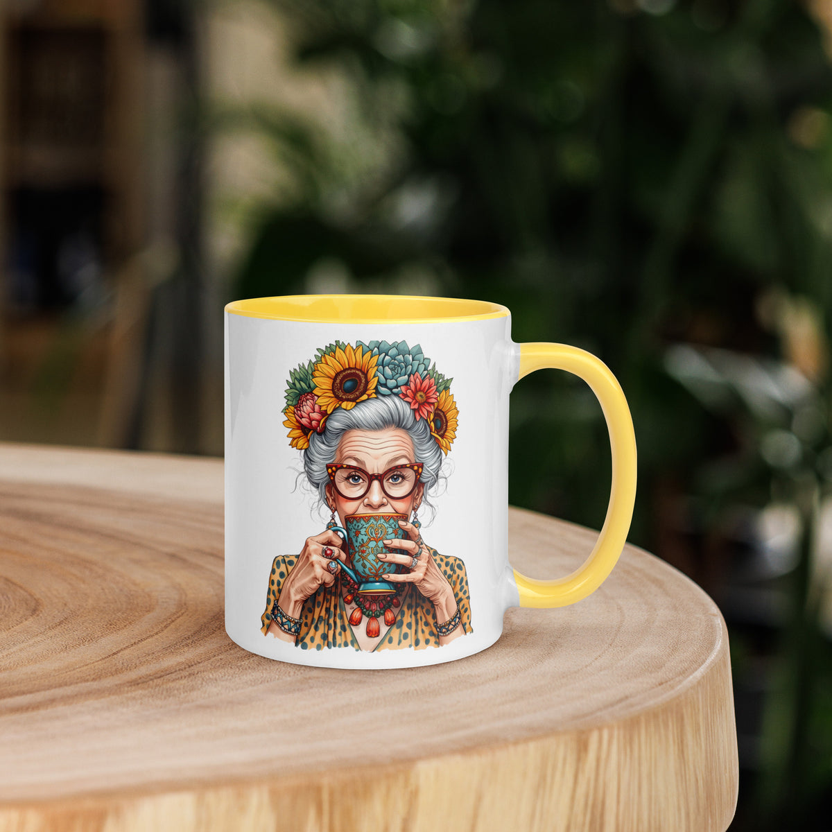 Taza de cerámica con mujer boho y flores sobre una mesa de madera en un entorno natural