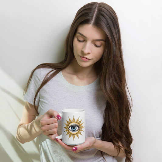 Mujer en actitud relajada sosteniendo taza clásica blanca con ilustración esotérica de los años 70.